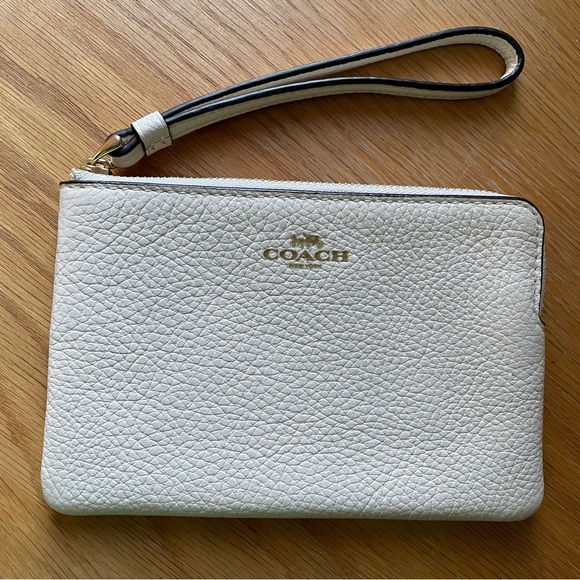 Never Used Coach Large Corner Zip Wristlet Wallet Purse Bag - Picture 1 of 9